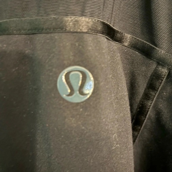 Preowned Lululemon Sirsa tank top built in shelf bra ribbon and mesh details - Picture 2 of 6